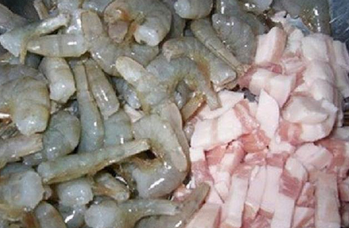 sơ chế thịt, tôm làm bánh xèo Nam Bộ