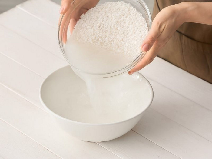 dùng nước vo gạo loại bỏ mùi tanh của cá