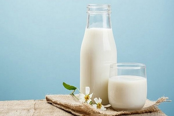 dùng sữa tươi không đường loại bỏ mùi tanh của cá