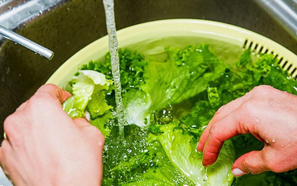 rửa rau ăn lá đúng cách